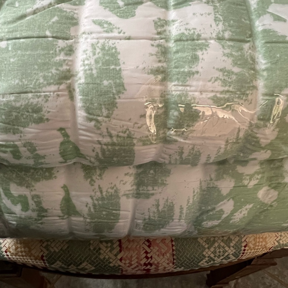 King Size Comforter, 2 king size pillow shams, green and white, new in bag - Picture 3 of 6